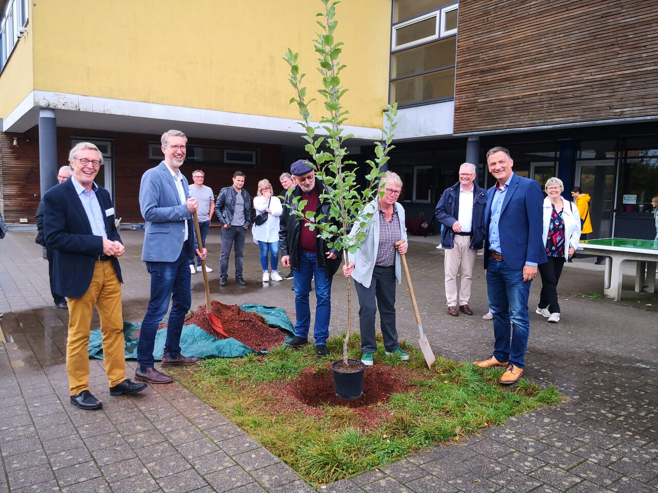 Im Bild sehen Sie (v.l.n.r.): Schuldekan i.R. Jörg Spahmann, Rektor OStD Dieter Kurtze, Karl Friedrich Bretz (geschäftsführender Vorstand), Annette Distelbarth (Vorsitzende des Kuratoriums) sowie Schuldekan Dr. Til Elbe-Seiffart. 